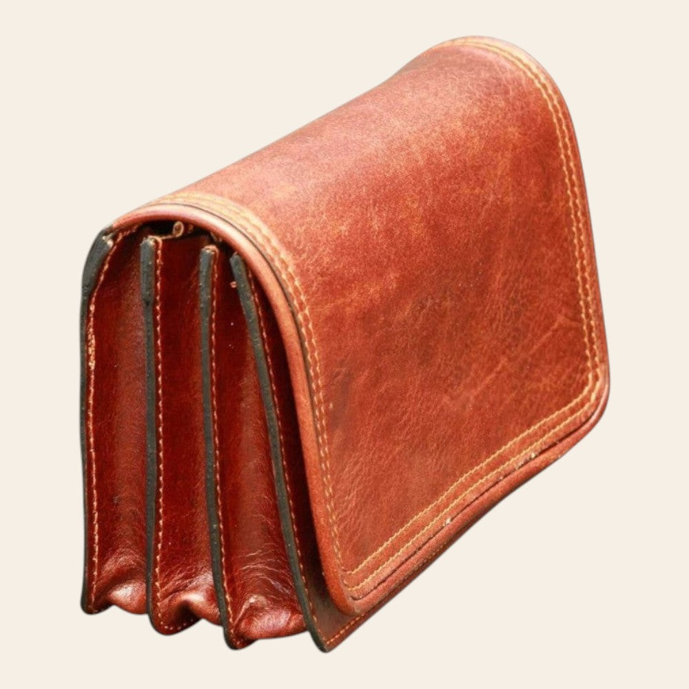 Pochette in pelle marrone con chiusura a patta e scomparti interni con zip
