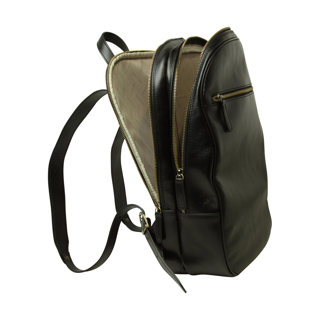 Zaino in pelle con tasca con zip frontale. Nero