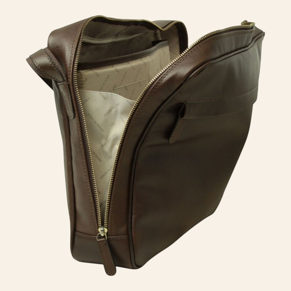 Geöffnete Messenger-Tasche aus vollnarbigem Kalbsleder in Dunkelbraun mit sichtbarem Futter und Innenfächern