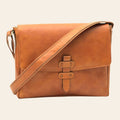 Borsa messenger in pelle color cuoio con tracolla regolabile e fibbie frontali.
