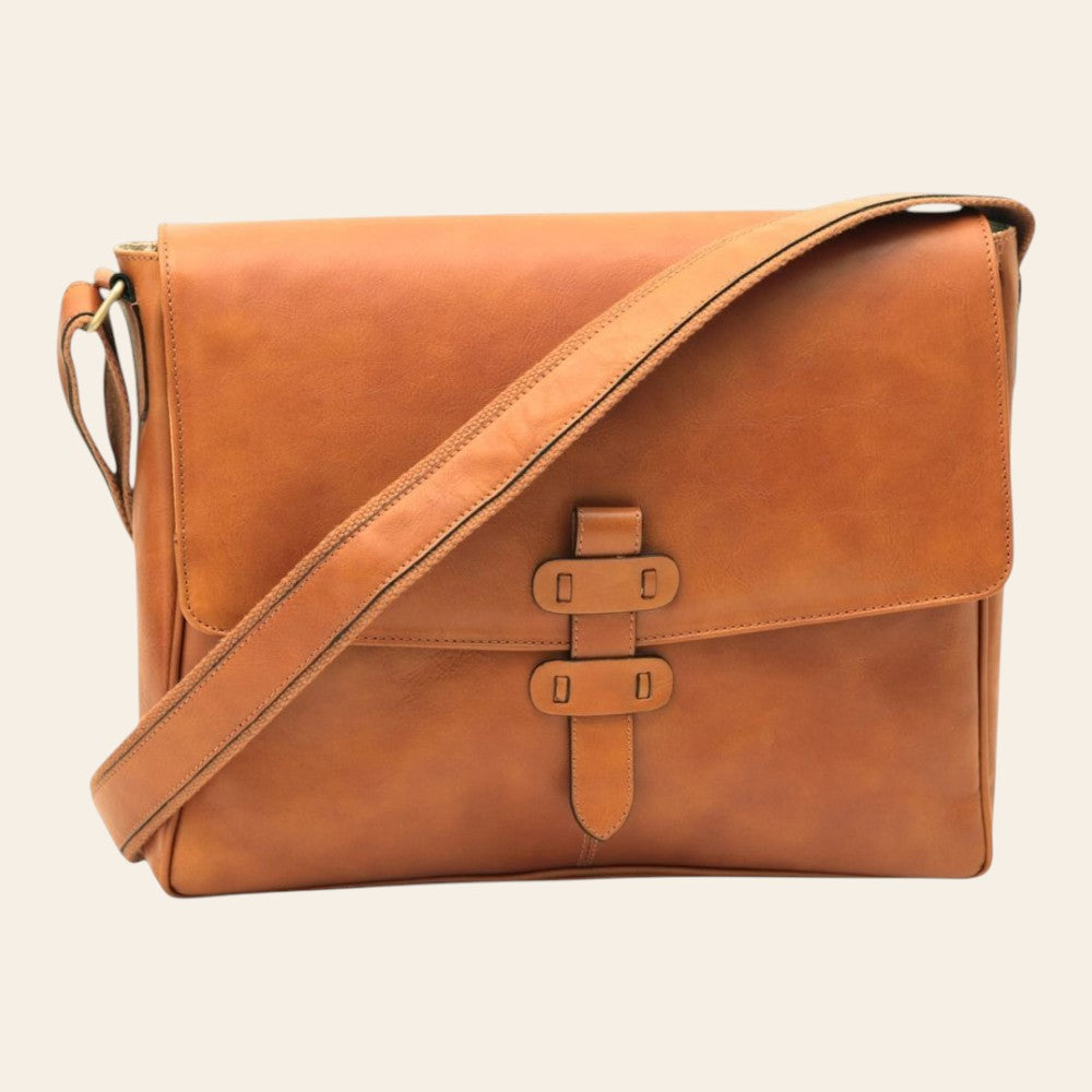 Borsa messenger in pelle color cuoio con tracolla regolabile e fibbie frontali.