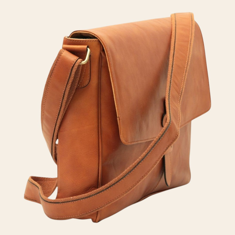Borsa messenger in pelle color cuoio con pattina, chiusura e tracolla in cuoio.