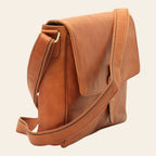Borsa messenger in pelle color cuoio con pattina, chiusura e tracolla in cuoio.
