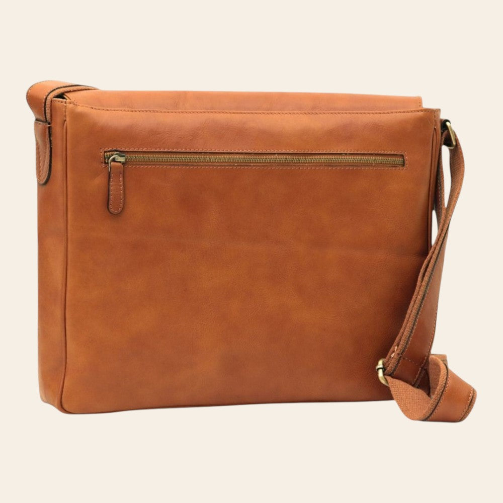 Borsa messenger in pelle cuoio con tasca frontale con zip e tracolla a tracce.