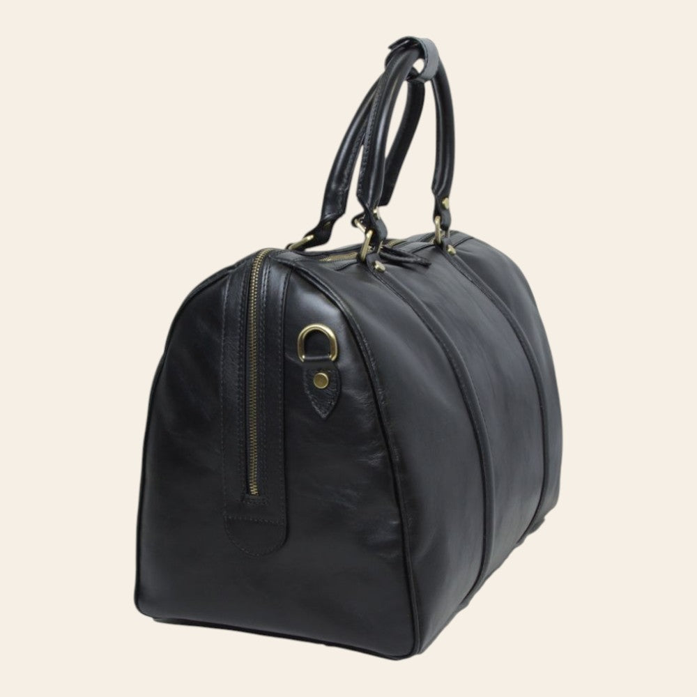 Bauletto da viaggio in pelle scura con zip frontale e fibbie dorate