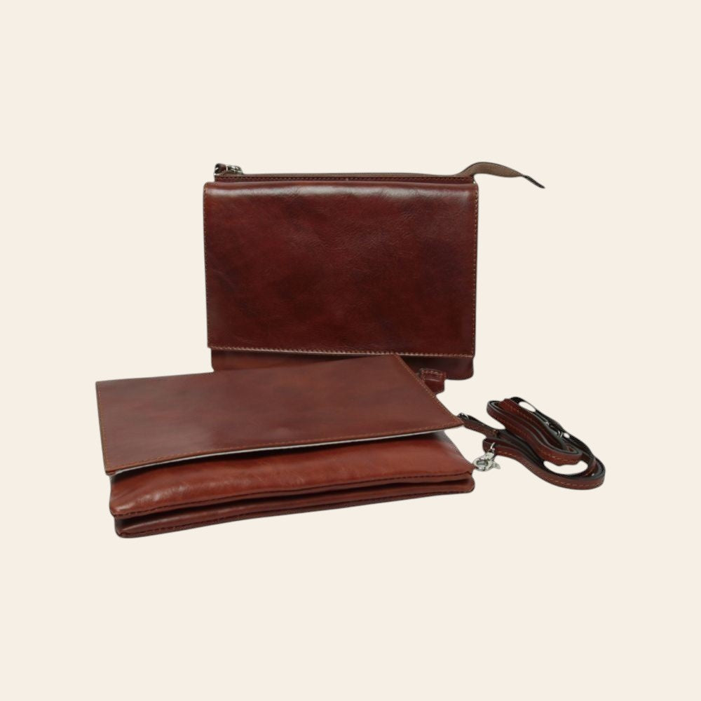 Borsa a tracolla piccola in pelle marrone con pattina e tracolla, struttura compatta