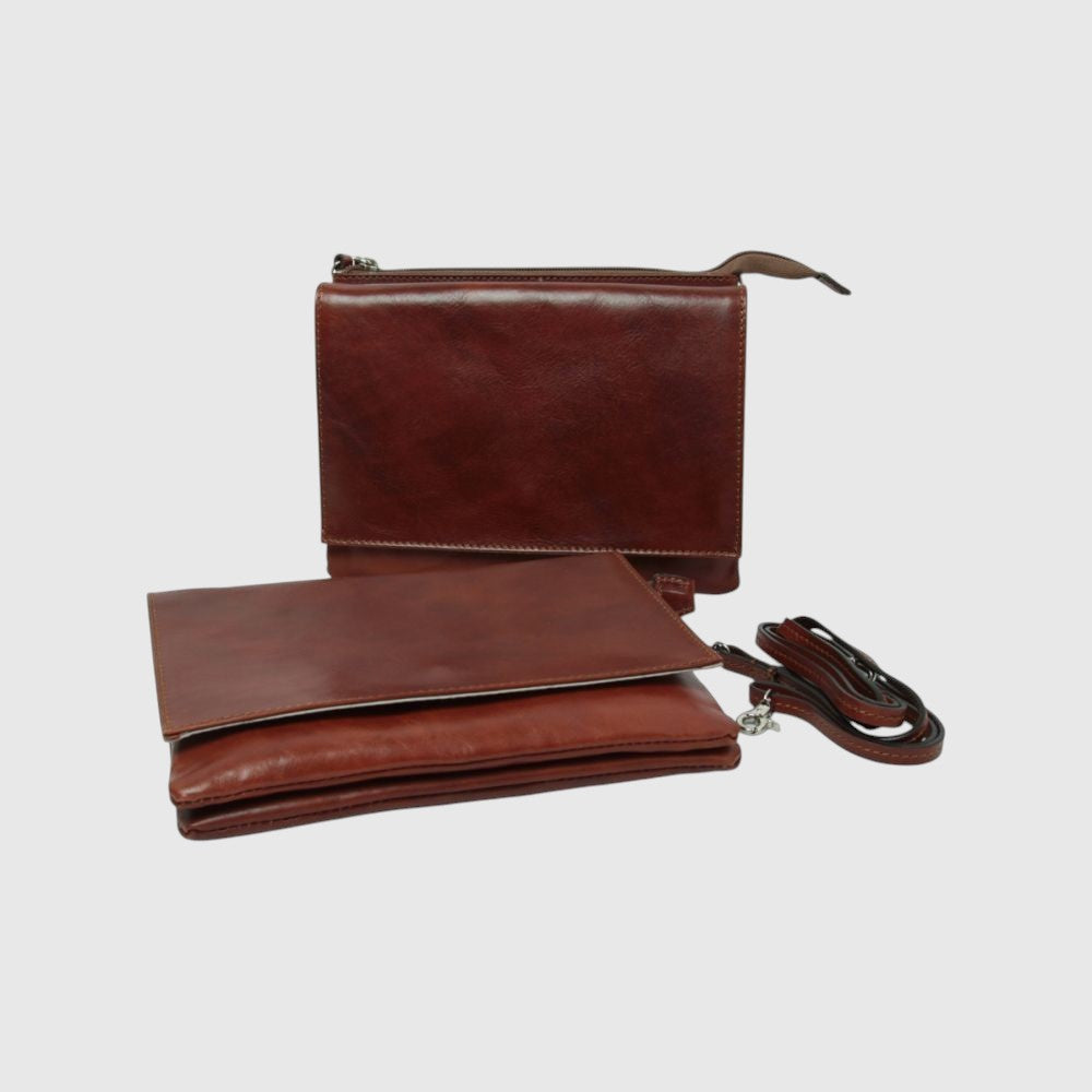 Borsa piccola in pelle marrone con tracolla e patta, vista da lato.