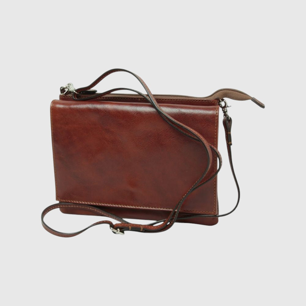 Borsa a tracolla piccola in pelle marrone, con cerniera e tracolla regolabile.