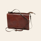 Borsa a tracolla piccola in pelle marrone con pattina e tracolla sottile