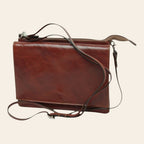 Borsa a tracolla piccola in pelle marrone con pattina e tracolla sottile