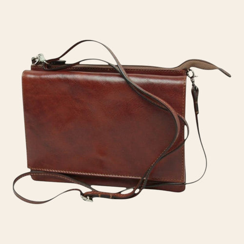 Borsa a tracolla piccola in pelle marrone con pattina e tracolla sottile