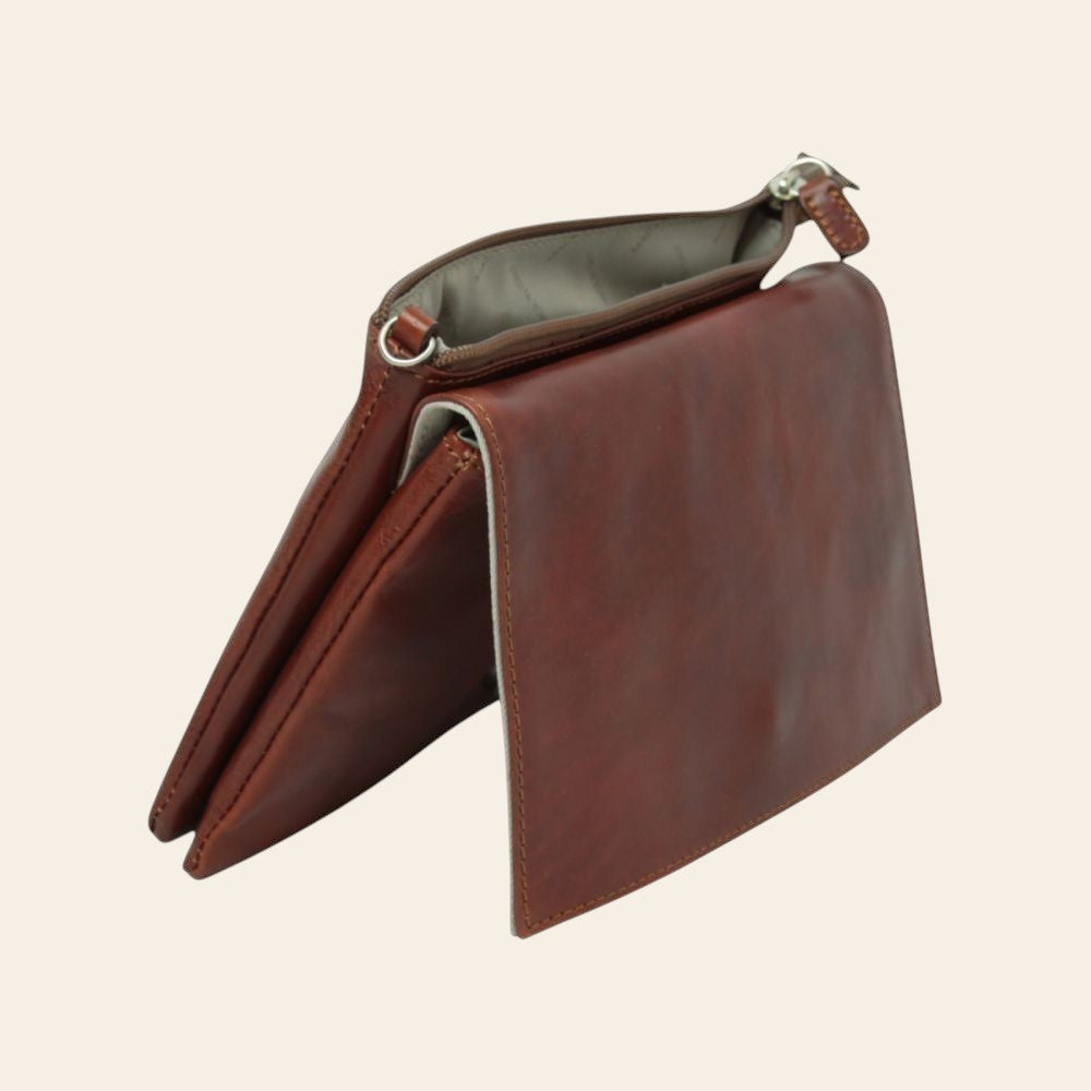 Borsa a tracolla in pelle marrone con interno verde e cuciture laterali in vista