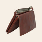 Borsa a tracolla in pelle marrone con interno verde e cuciture laterali in vista