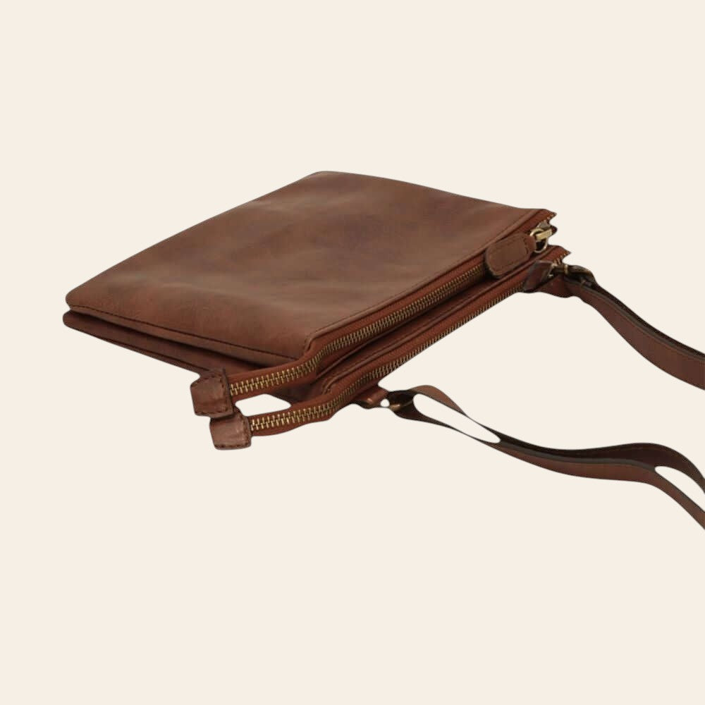 Borsa a tracolla marrone con zip frontale e tracolla in pelle, vista dall’alto