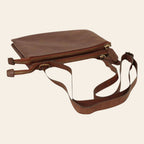 Borsa a tracolla marrone con zip perimetrale e tracolla in pelle