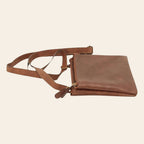 Borsa a tracolla marrone con zip centrale e tracolla in pelle con fibbia