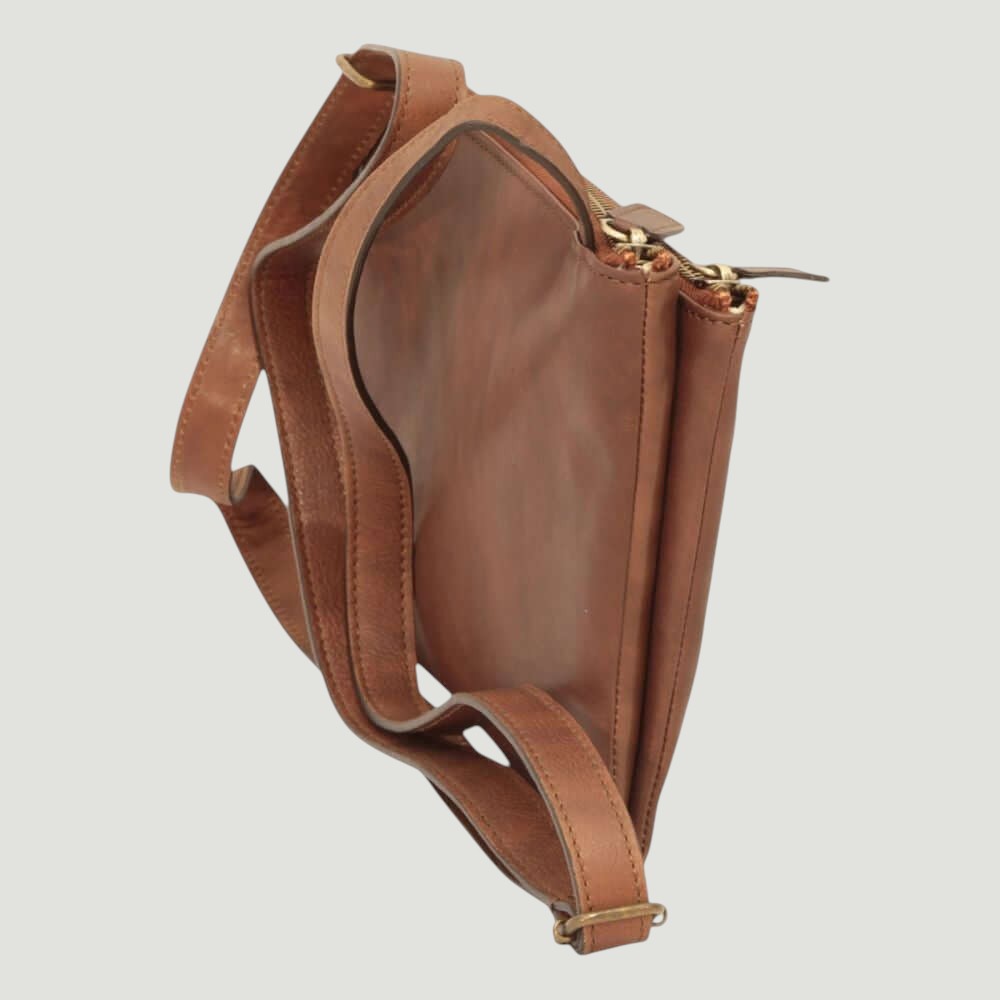 Borsa a tracolla marrone in vitello pieno fiore con profilo sagomato, fibbia e zip