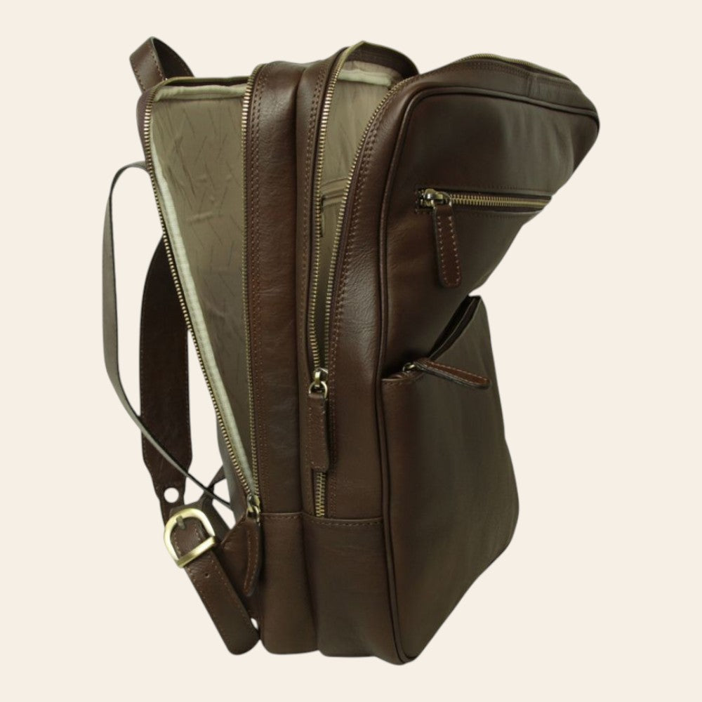 Zaino in pelle marrone con zip, tasca frontale, tracolla e fascia per trolley.