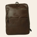 Zaino in pelle marrone scuro con doppia tasca a zip e tracolla laterale.