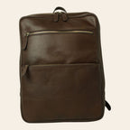 Zaino in pelle marrone scuro con doppia tasca a zip e tracolla laterale.