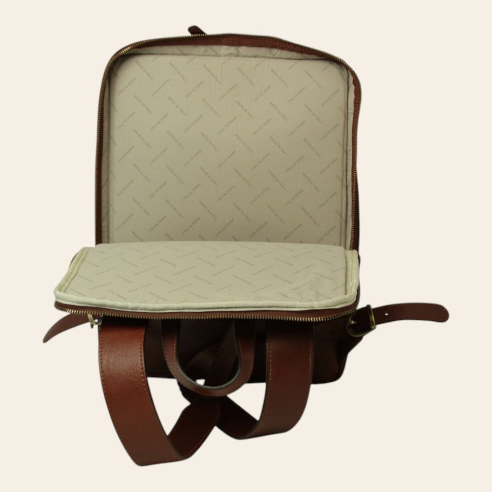 Zaino in pelle marrone con pannello superiore chiaro e chiusura zip