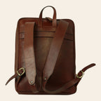 Zaino in pelle marrone con spallacci larghi e fibbie in metallo