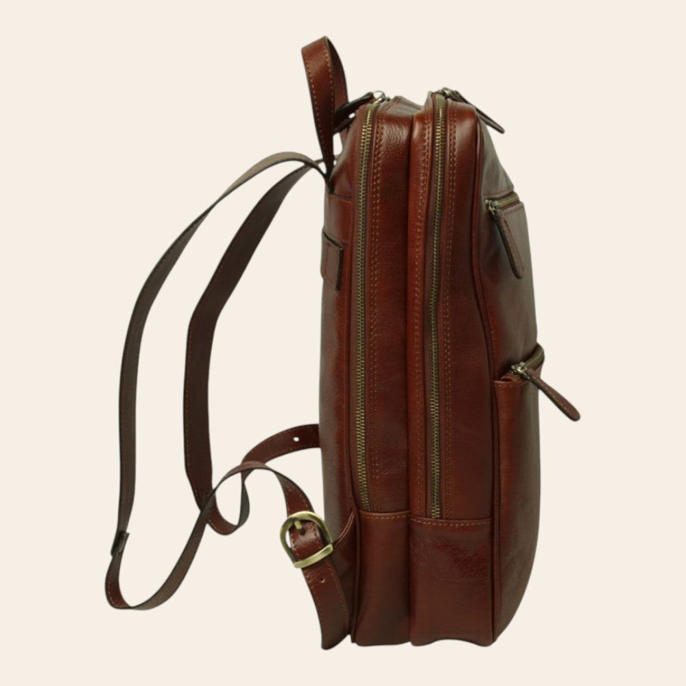 Zaino in pelle marrone vista laterale con doppie zip