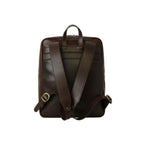 Zaino in pelle marrone scuro con fascia trolley, maniglia e zip frontale.