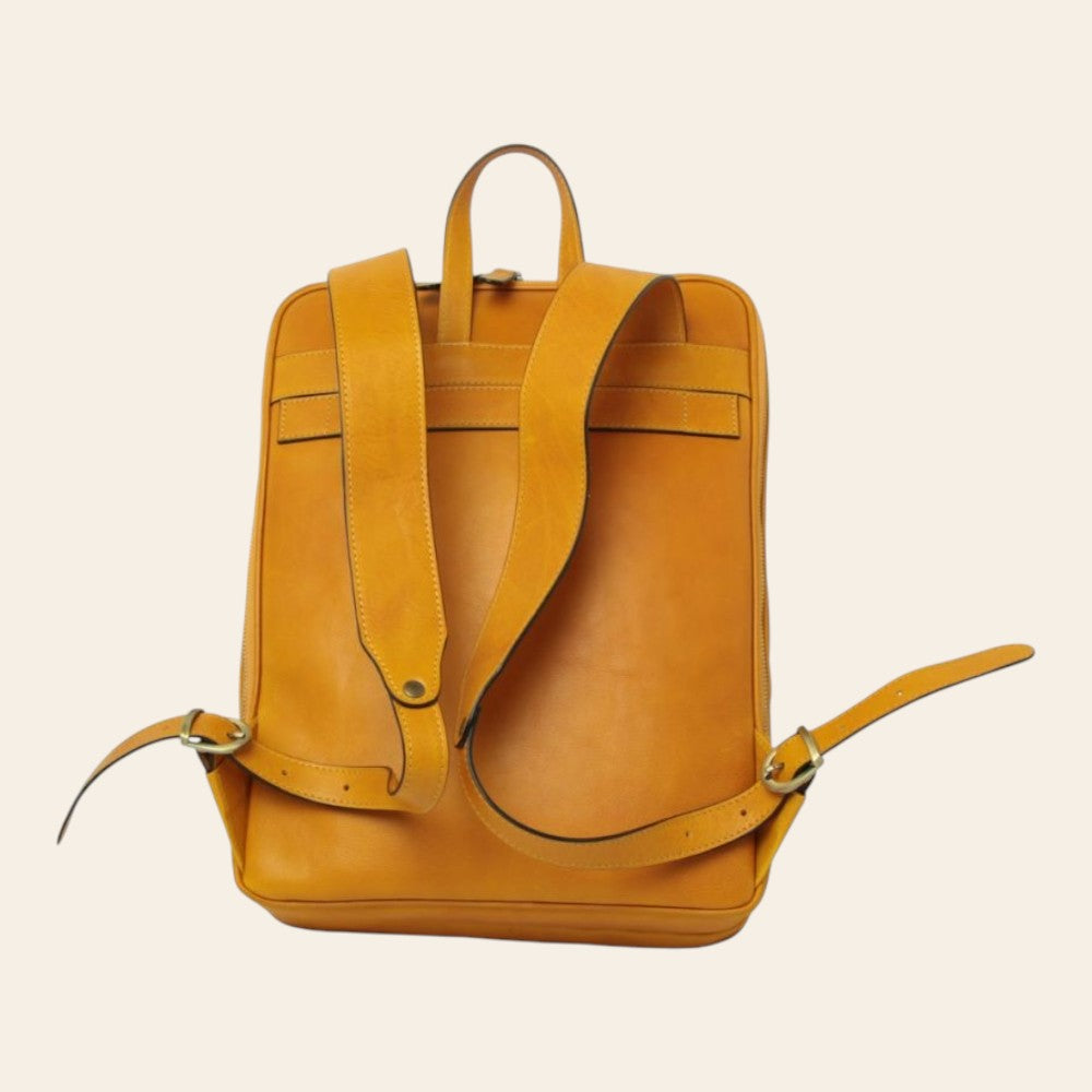 Zaino in pelle giallo ocra con spallacci ripiegabili e fibbie laterali
