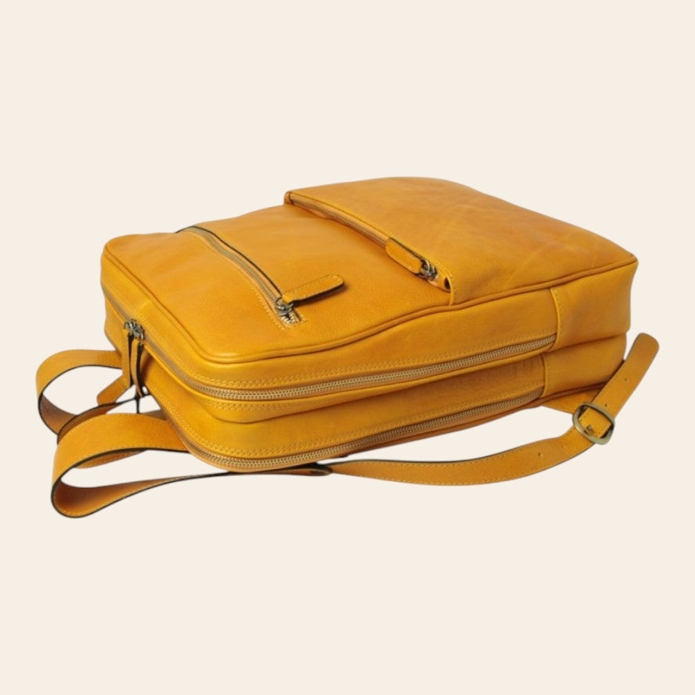 Zaino in pelle giallo ocra con patta frontale e tracolla regolabile