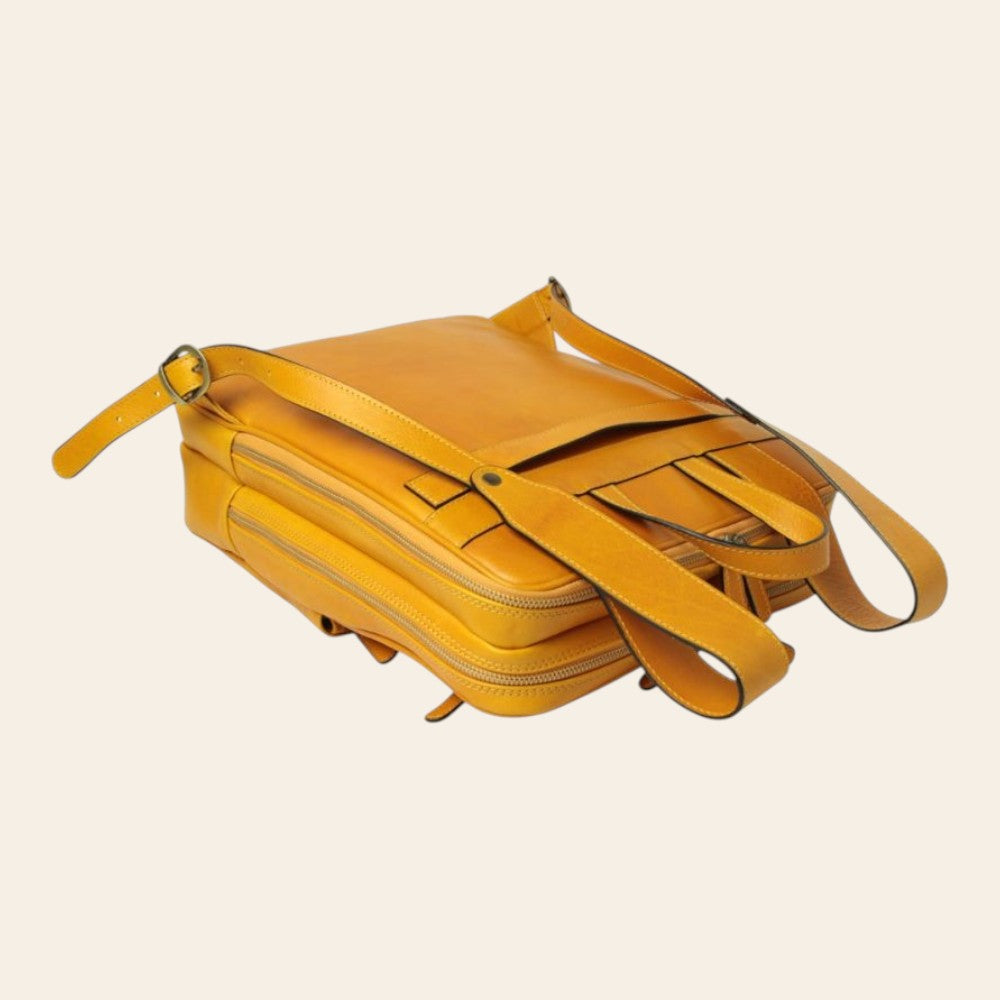 Zaino in pelle giallo ocra con fascia per trolley e tracolla laterale