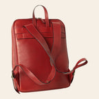 Zaino in pelle rosso con spallacci e tasca anteriore con patta