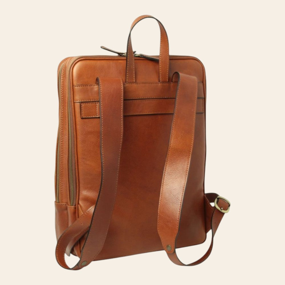 Zaino in pelle cognac con fibbie e cinturini anteriori, tasca frontale con zip