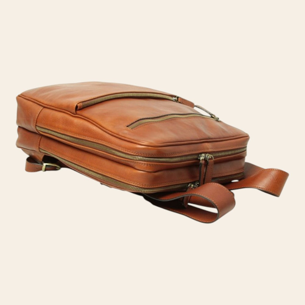 Zaino in pelle cognac con zip lungo e fascia verde sul bordo, tracolla laterale