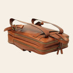 Zaino in pelle cognac con fascia per trolley e zip frontale, maniglie e tracolla