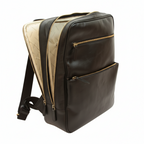 Zaino in pelle bicolore beige e marrone scuro, zip dorate e tasca frontale