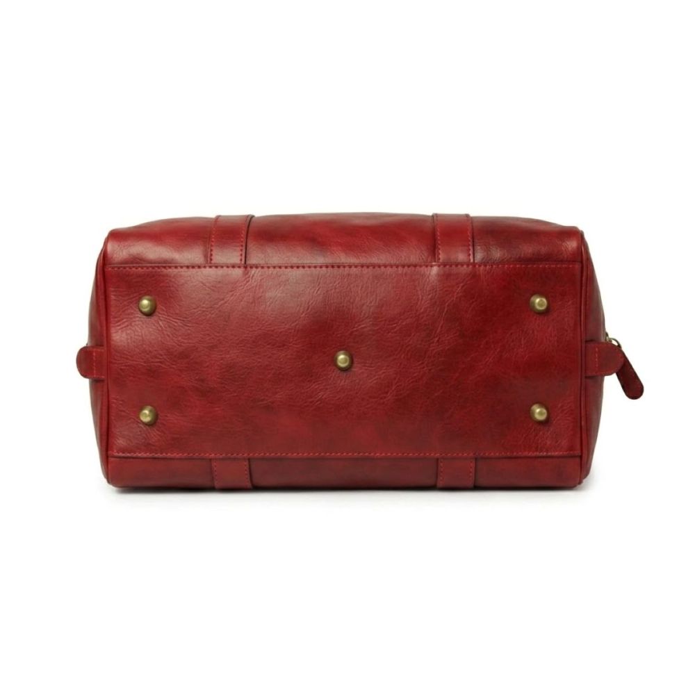Borsone grande in pelle rossa con chiusura frontale e bottoni metallici.