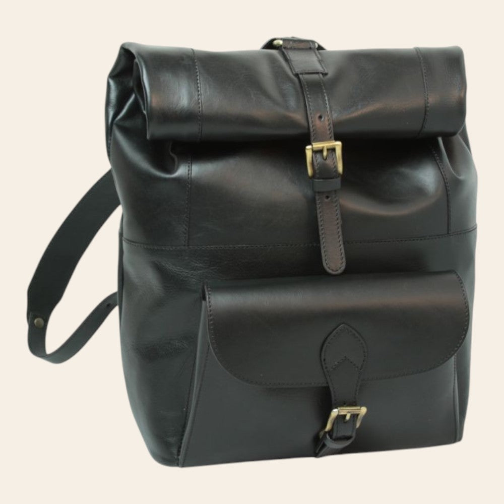 Zaino in pelle nero con patta frontale, cinturino e fibbie dorate
