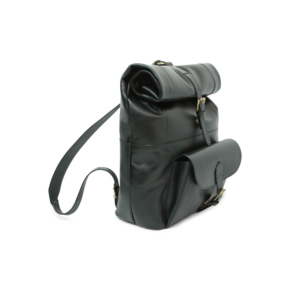 Zaino in pelle nero con patta arrotolata e tracolla laterale