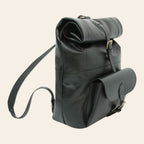 Zaino in pelle nero con patta arrotolata e tracolla laterale