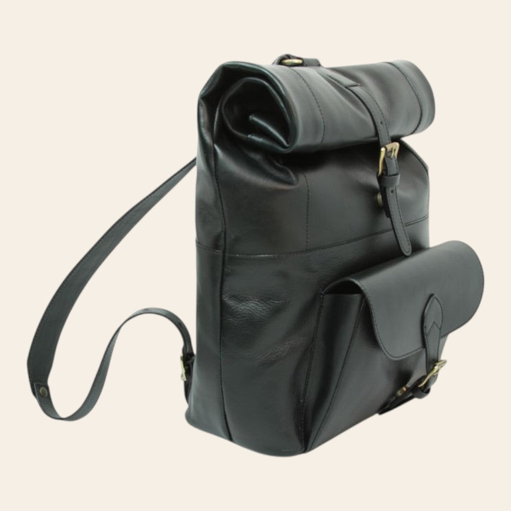 Zaino in pelle nero con patta arrotolata e tracolla laterale