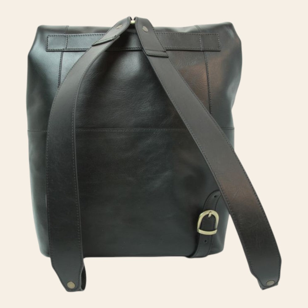Zaino in pelle nero con tracolla larga e fibbia dorata davanti