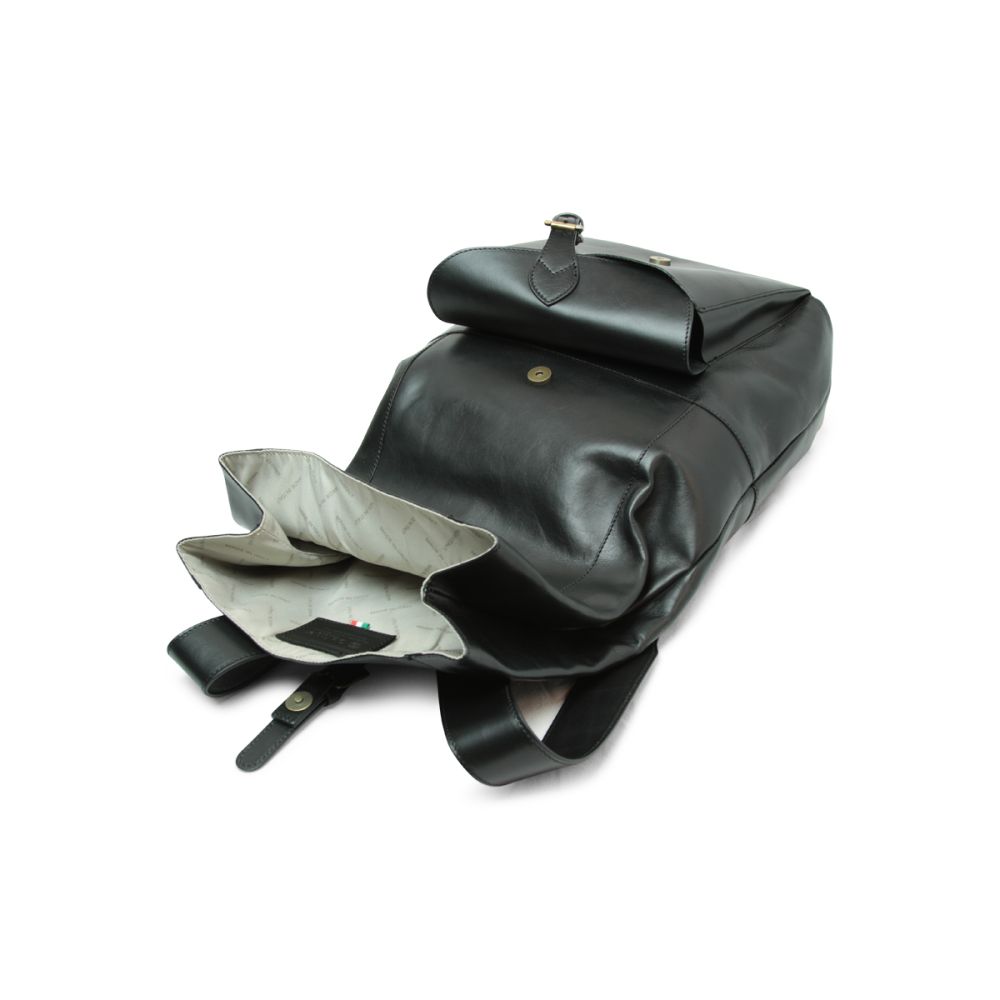 Zaino in pelle nero aperto: interno chiaro, tasche e tracolla con fibbia