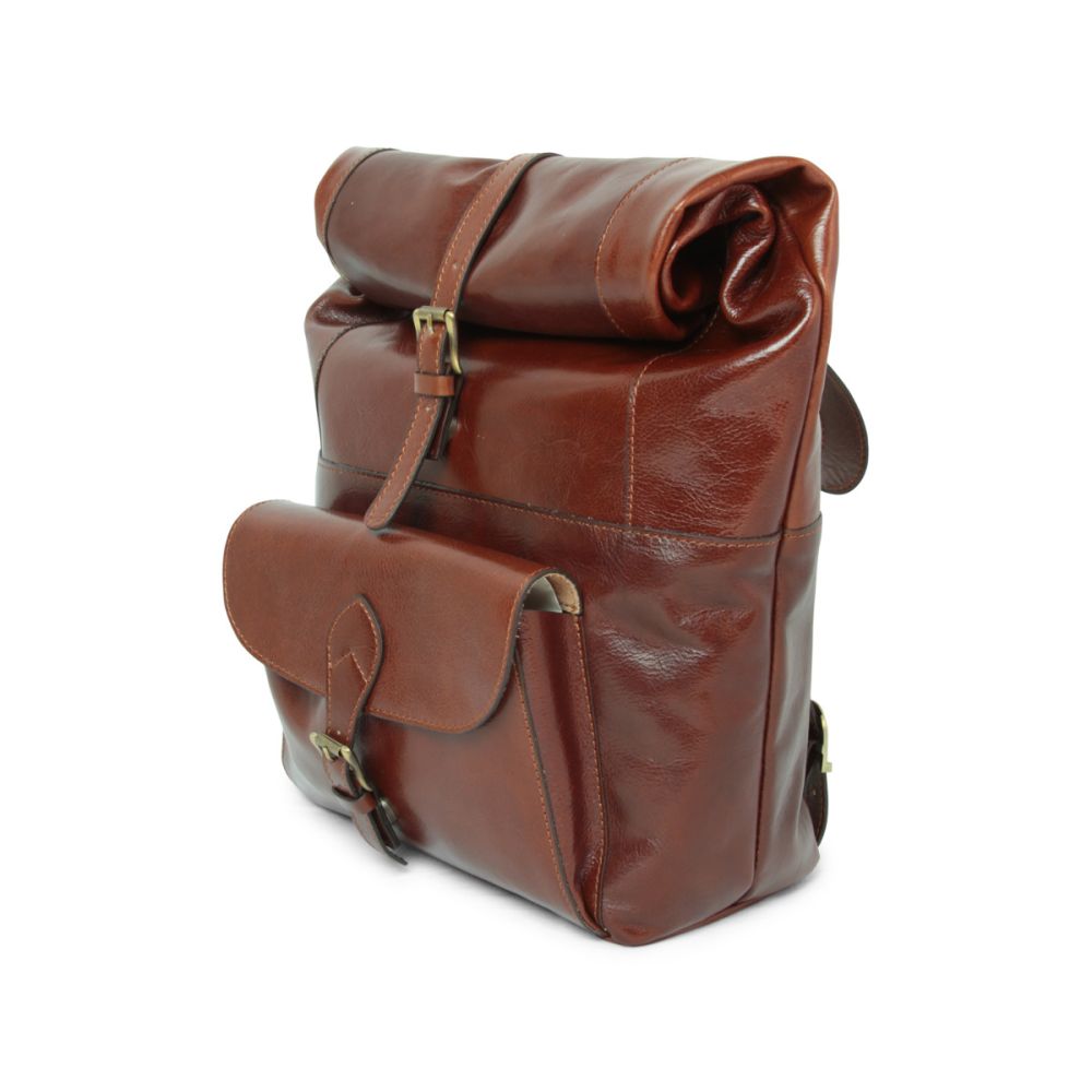 Zaino in pelle marrone con patta superiore arrotolata e fermagli laterali