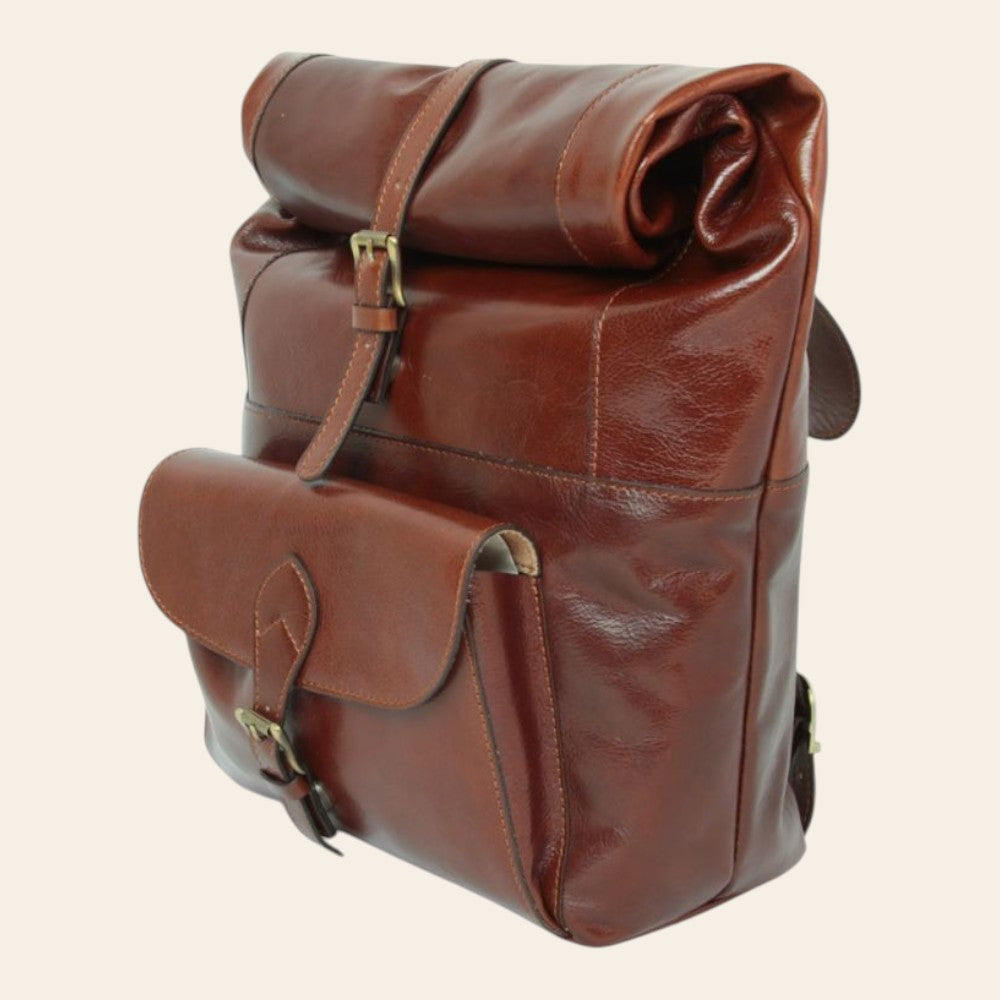 Zaino in pelle marrone con patta superiore arrotolata e fermagli laterali