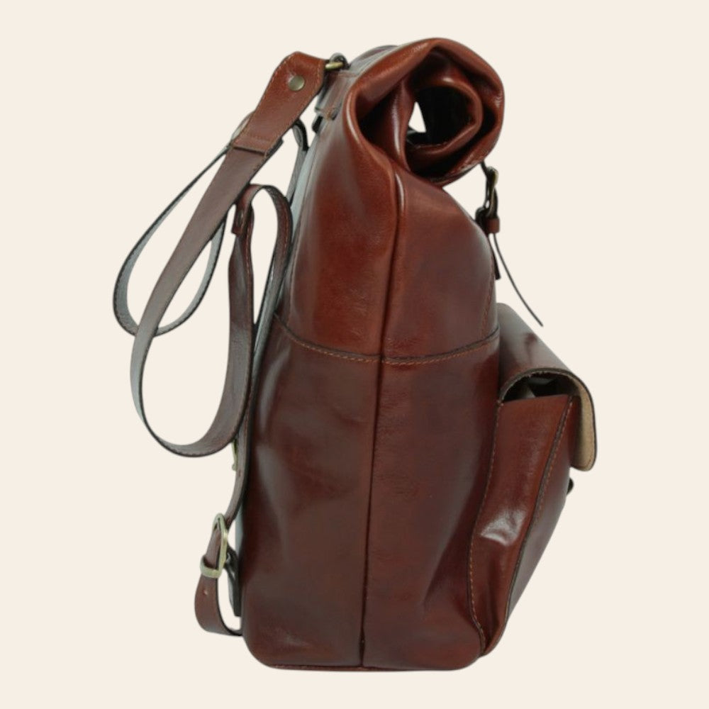 Zaino in pelle marrone con tracolla, dettagli metallici e tasca laterale