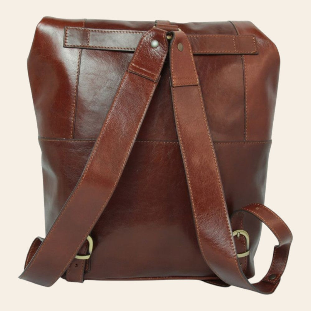 Zaino in pelle marrone con pannelli chiari, spallacci e tasche frontali