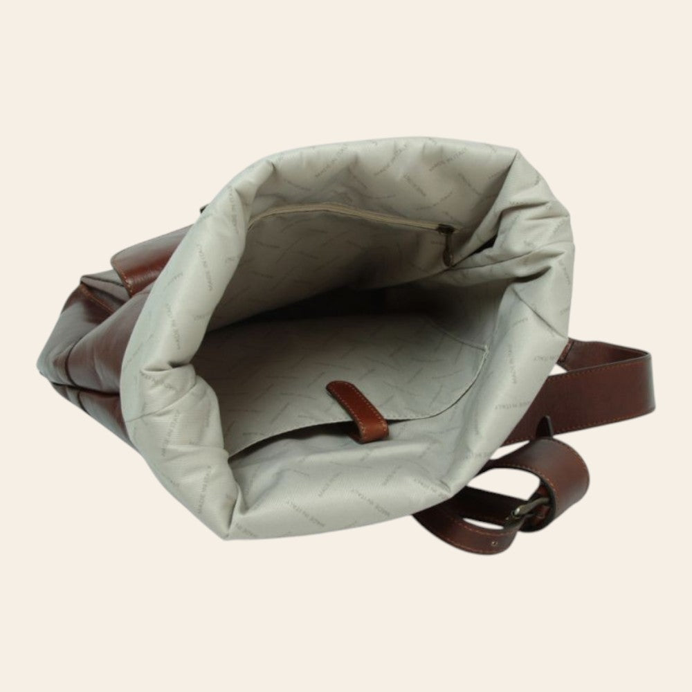 Zaino in pelle marrone con interno chiaro e fibbia in cuoio sul fianco
