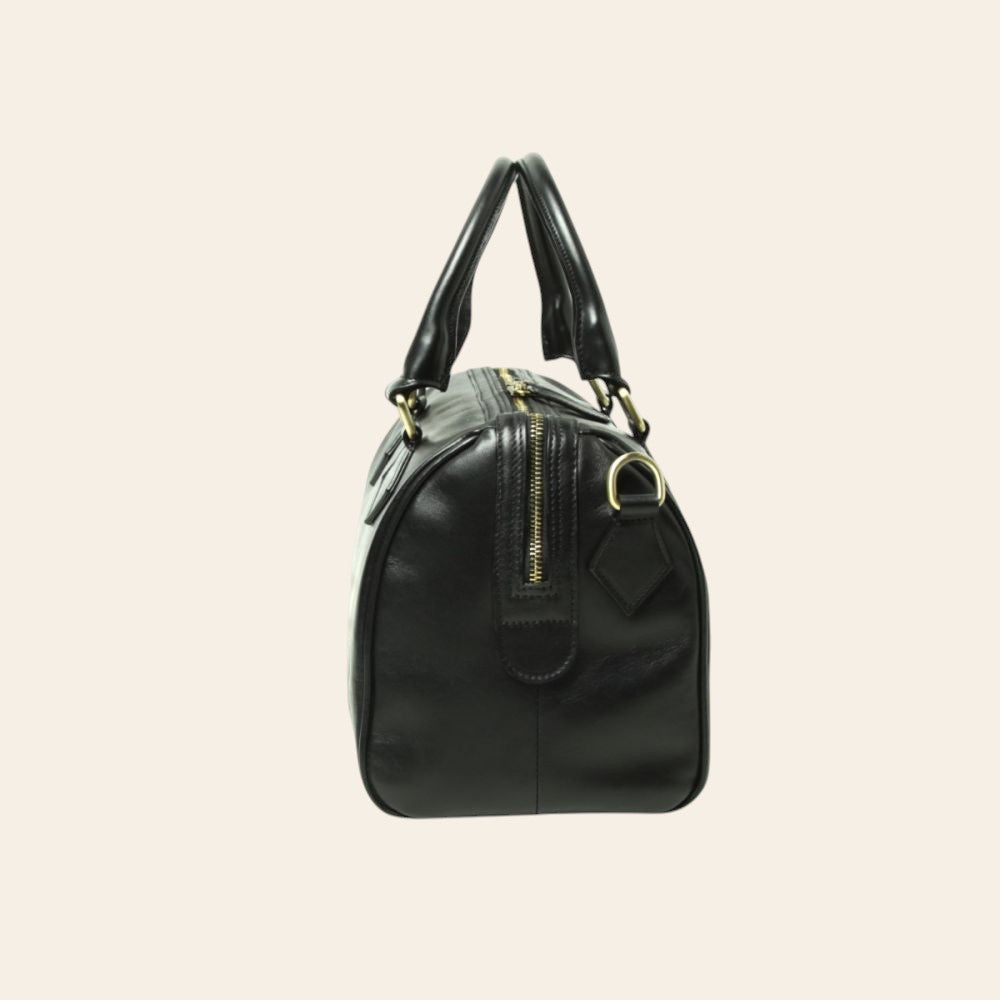 Bauletto in pelle nera con zip frontale e manico superiore, dettagli dorati