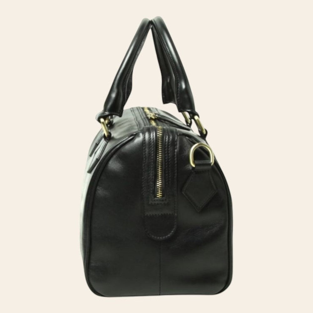 Bauletto in pelle nera con zip frontale e manico superiore, dettagli dorati